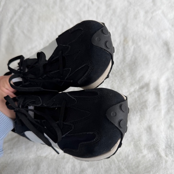 New Balance 327 Black White Boy’s Size 6 - Picture 14 of 15